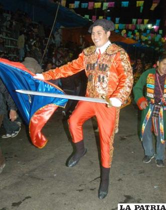 TORERO: Este personaje satiriza y representa al torero de la época colonial, con sus movimientos y vestimenta emulan a los toreros españoles. En la danza provoca a los toros y ridiculiza esta actividad tan popular del país ibérico.
Lleva una montera, hecha de lana sin adornos, tiene el cabello recogido en una moña o castañete.
En el pecho lleva una chorrera o camisa de hilo de color sin adornos, además de la chaquetilla o torero, corta o ceñida al cuerpo, de tela de color negro u otro, según el gusto del danzarín, bordada con colores llamativos.
También tiene un capote elaborado de tela de color, en la parte superior se encuentra la esclavina (capa más corta que es parte del conjunto) decorada con lentejuelas de colores. Viste una taleguilla o pantalón corto, hasta la rodilla, pegado al cuerpo.