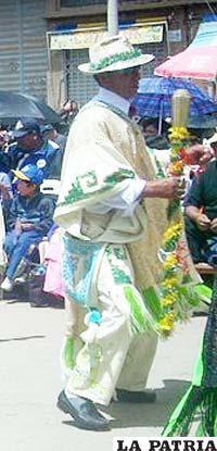 JILAKATA: Representa la máxima autoridad del ayllu, encargada de velar por el bienestar de la comunidad. Dentro de la agrupación folklórica es el que mantiene el orden y autoriza la feria taurina.
Este personaje lleva un sombrero fabricado con lana de oveja.
Viste una camisa confeccionada en bayeta de la tierra, adornan el cuello con lentejuelas, también un poncho corto con franjas multicolores.
Además, en ocasiones, una chalina de aguayo de colores vivos. El látigo o chicote de cuero trenzado, es el símbolo de su autoridad.
Pantalón hecho de bayeta de la tierra, adornado con una franja ancha bordada con hilos multicolores que forman figuras geométricas.
Chumpi o faja gruesa tejida con colores vivos.
Wikhu o abarca hecha de goma o cuero, aunque algunos danzarines también utilizan zapatos comunes.