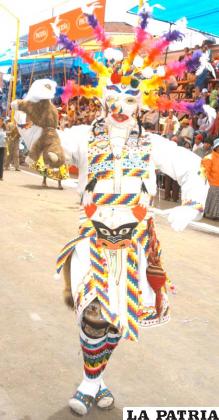 BUFONES O KUSILLOS: Los bufones saltarines y burlescos representan también al zorro, pues igual que este animal buscan su presa y la distraen, siendo escencial su presencia en la danza.
Este personaje lleva una máscara a manera de gorro que cubre toda la cabeza, elaborada con tela de colores vivos, lleva varios cuernos, la nariz grande y enroscada.
También lleva una túnica larga hasta las rodillas, hecha de bayeta de la tierra y presenta bordados con lanas multicolores en tonos fuertes que forman figuras geométricas en el pecho, las mangas y el borde de la túnica.
Lleva un pantalón hecho de bayeta de la tierra, sin adornos ni bordados, una faja gruesa de tela de aguayo con líneas horizontales multicolores tejida con tonos vivos y abarcas de cuero.