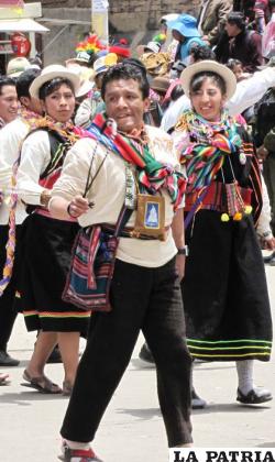 JILAKATA: El jilakata representa la máxima autoridad del ayllu, encargada de velar por el bienestar de la comunidad y de los wawaqallus (comunarios), mantiene el orden al interior de la agrupación.
La indumentaria de este personaje es la siguiente: lleva un sombrero fabricado con lana de oveja, lleva camisa de manga larga, poncho tejido; una wist’alla, que es una bolsa tejida con lana de oveja a rayas de distintos colores, pantalón de bayeta de la tierra.
En sus manos lleva un látigo o chicote de cuero que es el símbolo de la autoridad.
Completando su vestimenta usa medias de caytu, además de las abarcas fabricadas de goma o cuero forrado con lana de oveja.