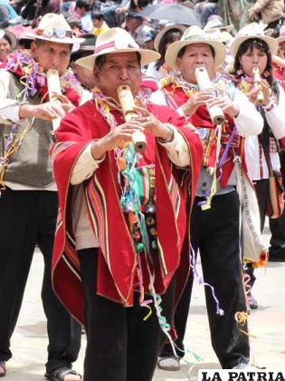 MÚSICOS: Los músicos, son personajes que junto a otros de su misma comunidad, interpretan melodías que están relacionadas con el calendario del año agrícola, siendo el principal instrumento la tarqa, acompañada con un bombo y un tambor.
La tarqa (flauta elaborada de madera llamado Tarqo), es un instrumento musical de viento de la zona de los Andes, utilizado para pedir a la naturaleza la presencia de lluvias frente a las sequías.
Con la tarqa se inspira una nueva melodía, con la que el hombre, en la ceremonia del “sereno”, pide buenas cosechas.