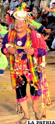 JILAKATA MAYOR: Este personaje representa a la autoridad máxima del ayllu junto con su compañera forman el poder del chacha warmi (hombre-mujer), el jilakata se considera como una persona comprometida y responsable del bienestar del grupo.
Usa un sombrero, que a diferencia del resto del grupo es más pequeño y no cubre toda la cabeza, lleva adaptada una cabellera trenzada sujeta con lana, que llega hasta más abajo del hombro.
Tiene un blusón, generalmente de color blanco, con mangas largas y cuello en V, que está adornado con ribetes de colores; lleva una ch’uspa colgada al cuello, en la cintura tiene amarrado el aguayo multicolor doblado de forma triangular que cubre sus caderas.
Utiliza un pantalón hecho de bayeta de la tierra que llega hasta las canillas, tiene bordados en los lados, con formas geométricas, y un tallo con hojas que representa la labor del comunario en la agricultura. Luce abarcas hechas de cuero de res.
Un elemento fundamental de esta danza es el charango que sostiene en sus manos, que simboliza la alegría en el trabajo y un medio para conquistar a las mujeres.