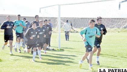 Durante el entrenamiento de San José, ayer en su campo deportivo