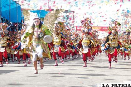 Los diablos rumbo a los pies de la Virgen del Socavón