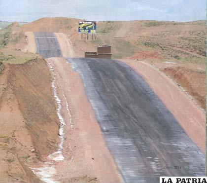 La doble vía Oruro-La Paz, es una de las carreteras más concurridas