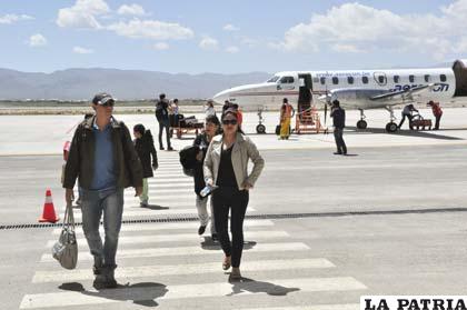 Viajeros de diferentes lugares llegaron al aeropuerto de Oruro