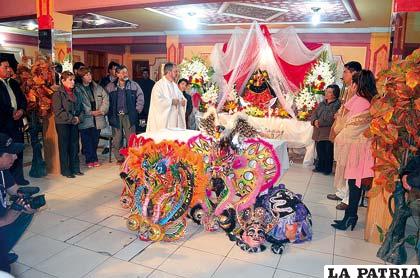 El Obispo de Oruro, Cristóbal Bialasik durante la bendición de los trajes