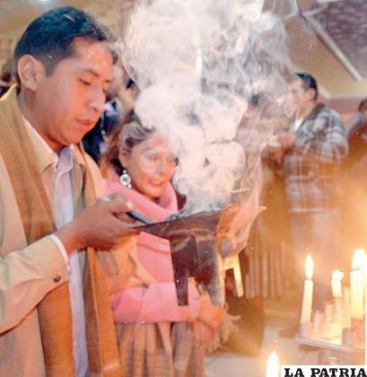 Los pasantes de la Diablada Auténtica  en la ritualidad del sahumerio