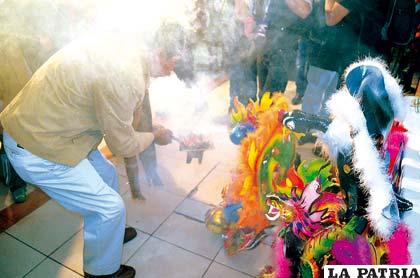 Los trajes son incienciados para la entrada del Carnaval