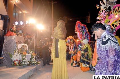 Los danzarines de rodillas ante la Virgen del Socavón