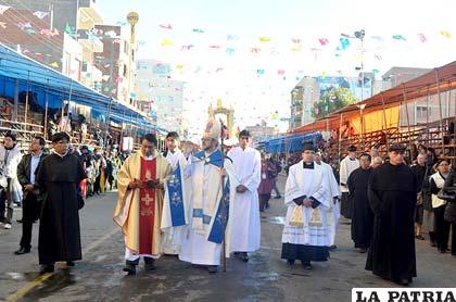 El  Obispo Bialasik y la comitiva religiosa ayer encabezaron la peregrinación