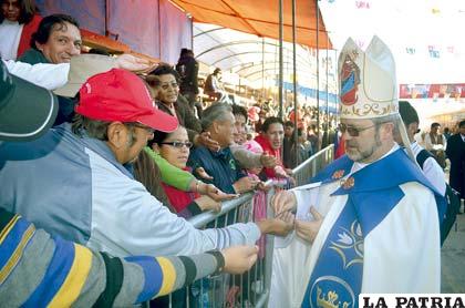 Obispo de la Diócesis de Oruro, Monseñor Cristóbal Bialasik, bendice al público