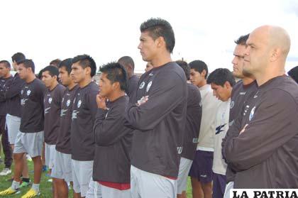 Los futbolistas de San José, durante la charla técnica