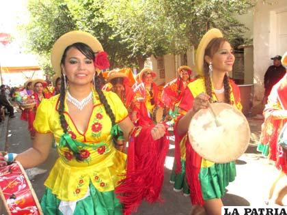 Las comadres de Tarija marcaron presencia en el Carnaval