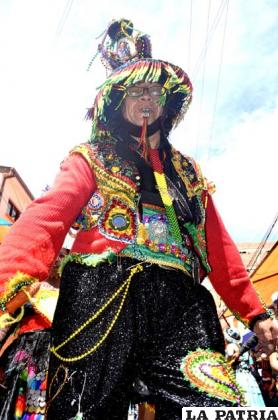 Hermosos colores en los trajes de la Cullaguada Oruro