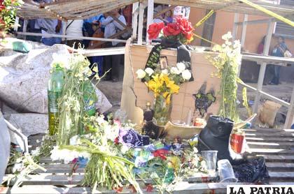Se armó un altar en plena avenida 6 de Agosto por los fallecidos un día antes