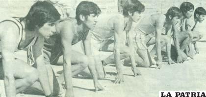 Los seis mejores velocistas en la prueba de 100 metros planos, durante la competencia estudiantil de 1977