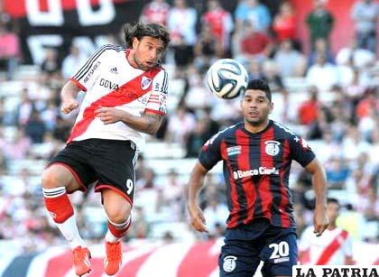 Una acción del triunfo de River Plate ante San Lorenzo 