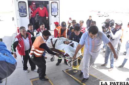 Los afectados llegaron en ambulancias al aeropuerto