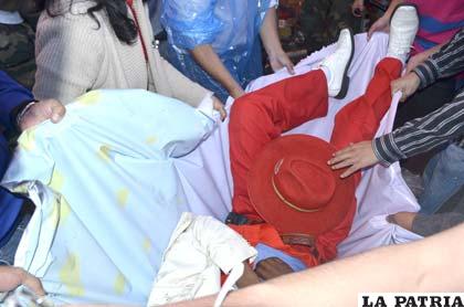 La gente se dio modos para trasladar el cuerpo del infortunado músico