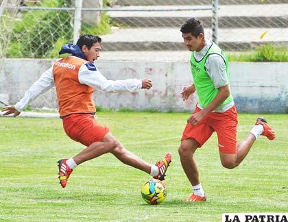 Yecerotte y Eguino disputan el balón en el entrenamiento de Bolívar