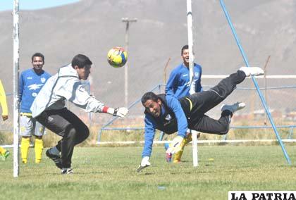 El exigente trabajo de los arqueros del equipo “santo”