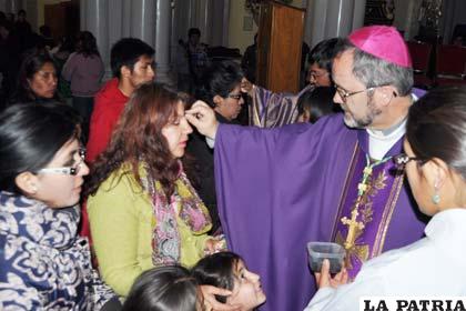 El Obispo Cristóbal Bialasik coloca la ceniza en forma de señal de la Cruz