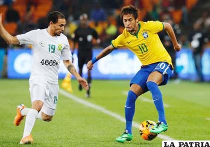 Neymar intenta eludir la marca de Classen 
