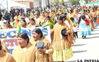 Pobladores de El Alto desfilaron en homenaje a su ciudad