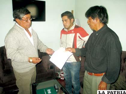 Jacinto Quispaya entrega el cheque de Bs. 10 mil al papá de Erland Álvarez
