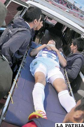 Joselito Vaca, fue retirado en camilla