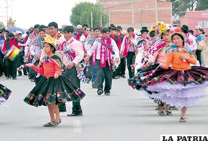 Los danzarines en todo su esplendor en la entrada autóctona
