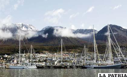 Vista de la bahía de Ushuaia, en Tierra del Fuego, Argentina