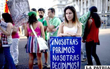 Una manifestante sostiene un cartel durante una protesta por el Día Internacional de la Mujer, en Buenos Aires, Argentina
