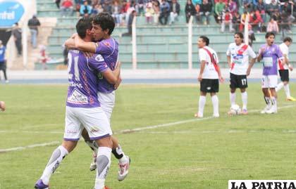 La última vez que se enfrentaron estos dos equipos fue el 08/12/2013 donde goleó Real Potosí por 6 a 0