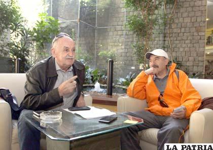 Azkargorta y Guido Loayza en plena reunión