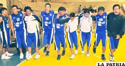 Vuelta olímpica de los jugadores de Carl A-Z campeones en Ascenso 