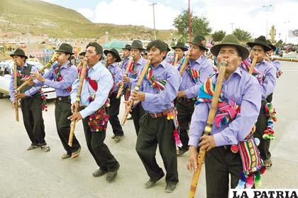 Un grupo de músicos con la tocana