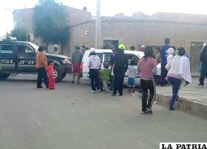 Vecinos angustiados observan los vehículos que colisionaron