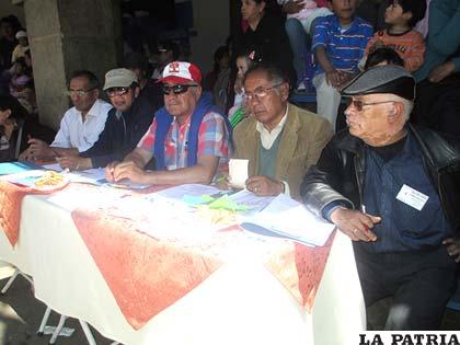 El jurado calificador del Círculo Cultural y Social Ateniense