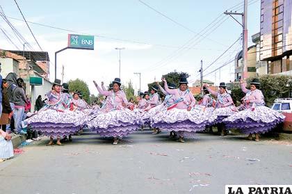 Los danzantes de la comparsa Litoral