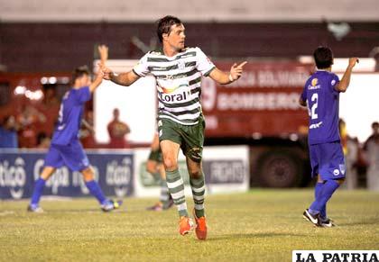 Mariano Brau celebra el gol que anotó para la victoria de Oriente