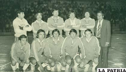 Con la casaca del Club Huracán en 1980, participando en el sudamericano de fútbol de salón en Cochabamba