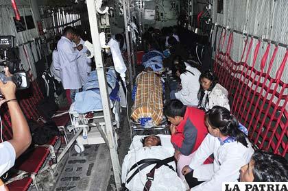Traslado de los heridos en avión a la ciudad de La Paz (FOTO ARCHIVO)