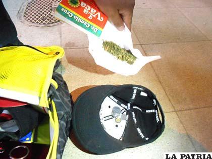 La marihuana y las pastillas que se encontraron en posesión de los arrestados