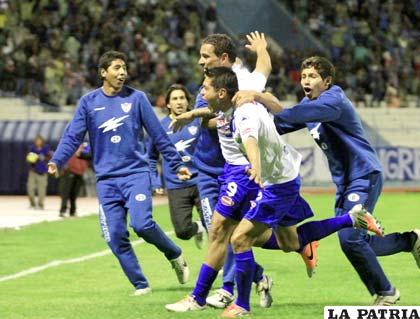 Luis Torrico celebra con sus compañeros el gol del triunfo que anotó en el minuto 91
