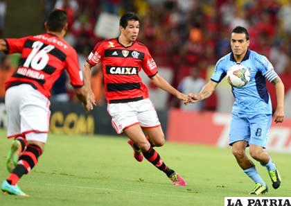 Gabriel y Ferreira en procura de dominar el balón