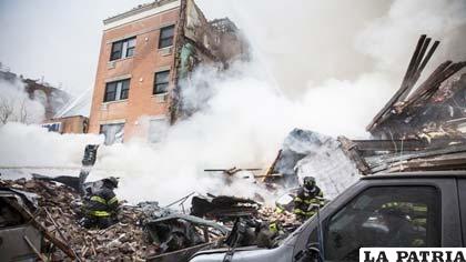 Bomberos trabajan en el lugar de la explosión de gas que destruyó dos edificios en Nueva York