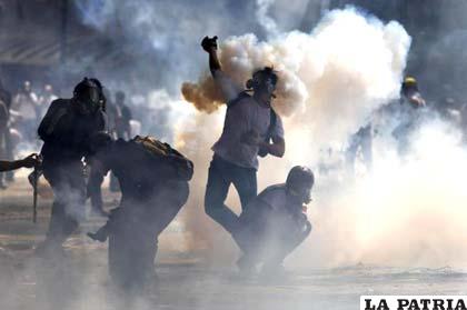 Manifestantes en los disturbios en Caracas