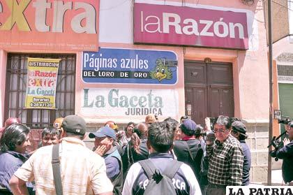 Mineros intentan tomar oficina de “La Razón” y obligan a cerrar las puertas de sus instalaciones